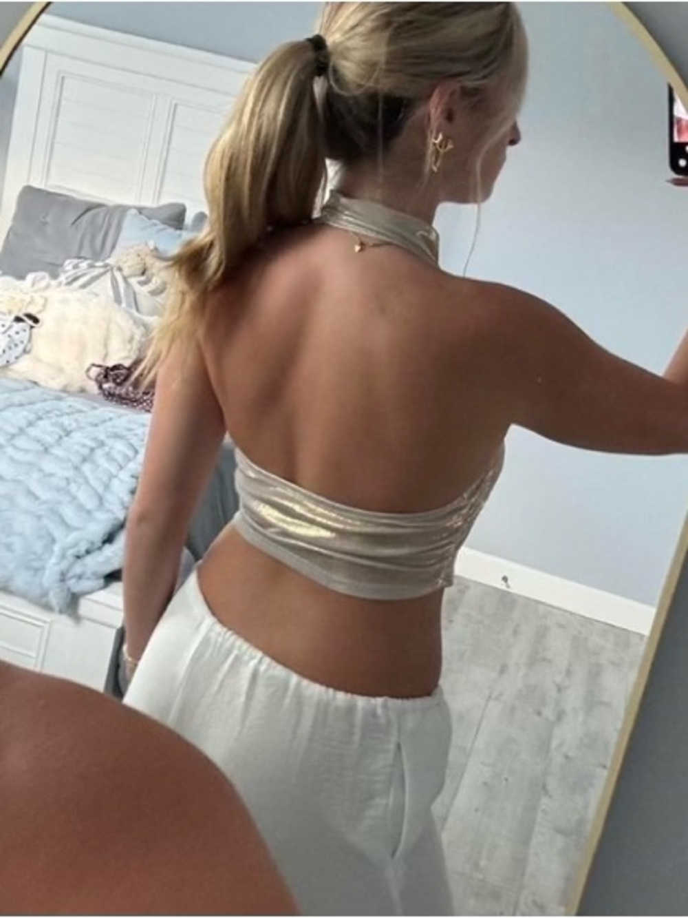 SHEIN Gold Metallic Halter Neckpoint Crop Top - Picture 3 of 3